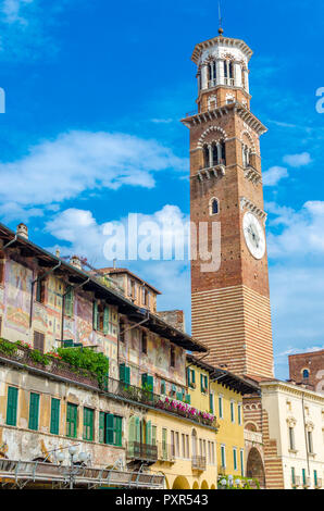 Italien, Verona, Piazza delle Erbe, Blick auf die historischen Fassaden und Torre Dei Lamberti Stockfoto