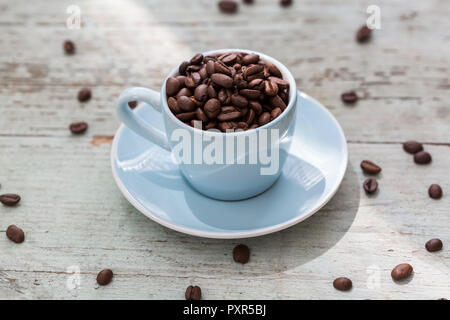 Espresso Tasse geröstete Kaffeebohnen Stockfoto