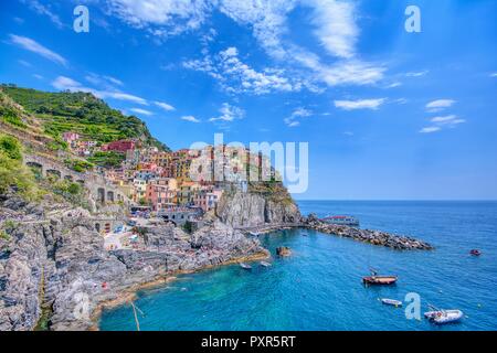 Manarola, Cinque Terre - 9. Juli 2018:. Manarola ist eine schöne kleine Stadt in der Provinz von La Spezia, Ligurien, im Norden von Italien und einer der fünf C Stockfoto
