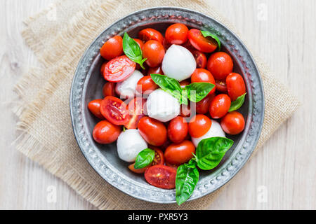 Italienisches Essen, Caprese, Mozzarella und Tomaten und Basilikum Stockfoto