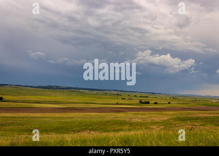 Gewitterwolken füllen Sie den Himmel als Regen im Hintergrund über das Pine Ridge, South Dakota von Nebraska fällt. Stockfoto