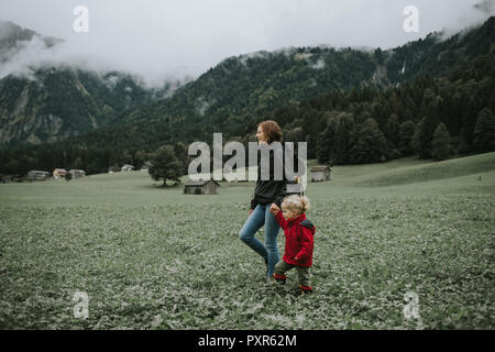 Österreich, Vorarlberg, Mellau, Mutter und Kind auf eine Reise in die Berge Stockfoto