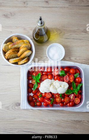 Italienisches Essen, Caprese, Mozzarella und Tomaten und Basilikum Stockfoto