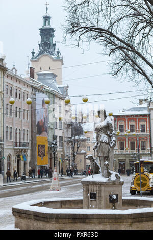 Diana's Skulptur auf einem Marktplatz in Lemberg, Ukraine. Skulptur im Schnee Stockfoto