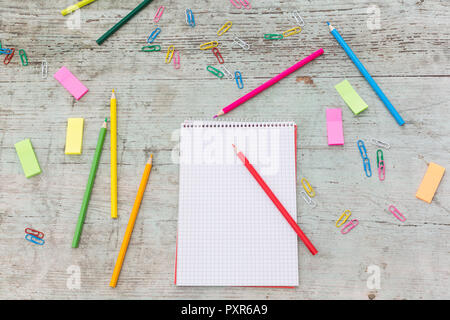 Spirale notebook, Büroklammer, Marker und Buntstifte auf Holz Stockfoto