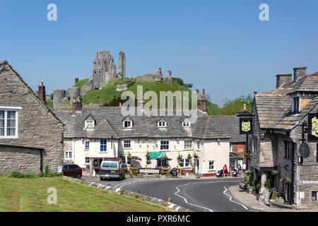 Blick auf Dorf und Burgruinen, Corfe Castle, Isle of Purbeck, Dorset, England, Vereinigtes Königreich Stockfoto