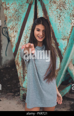 Porträt eines lächelnden Teenager Mädchen mit langem braunem Haar Stockfoto