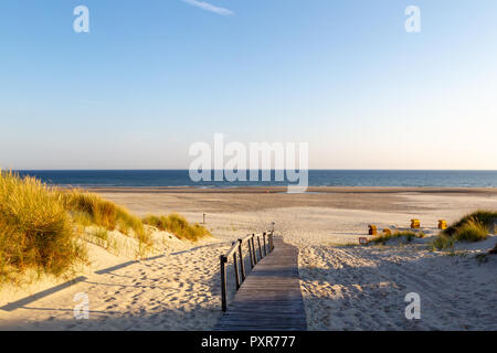 Strand auf der ostfriesischen Insel Juist in der Nordsee, Deutschland, im Morgenlicht. Stockfoto