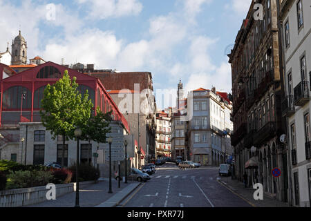 Am frühen Morgen in Porto downtown sehen den Markt Ferreira Borges, leere Straßen und eine Kirche und der Turm der Kleriker im Hintergrund Stockfoto