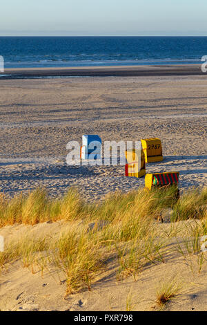 Strand und Liegen auf der ostfriesischen Insel Juist in der Nordsee, Deutschland, im Abendlicht vor Sonnenuntergang. Stockfoto