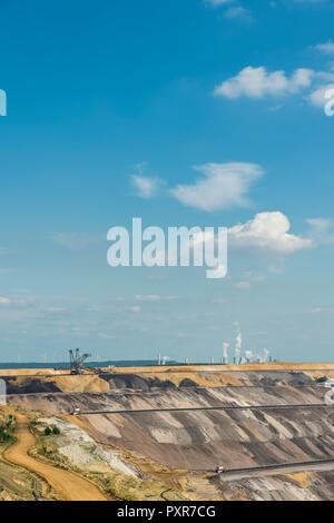 Deutschland, Garzweiler Oberfläche Mine mit Kraftwerke Frimmersdorf und Neurath Stockfoto