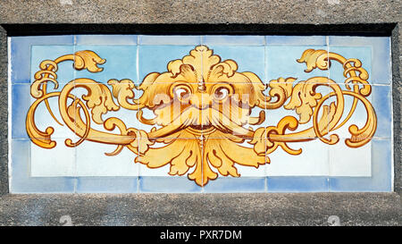 Alte traditionelle glasierten Fliesen - Azulejos - in der Dekoration der Häuser Fassaden von Porto, Portugal Stockfoto