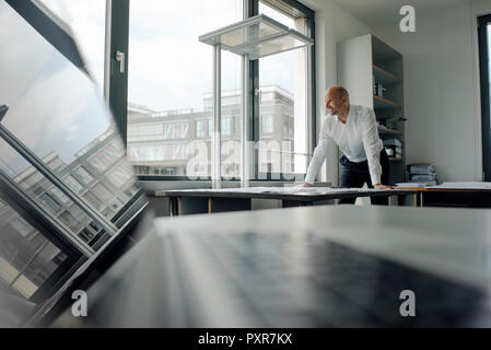 Engineer, der in seinem Büro Stockfoto