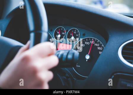 Fahren mit hoher Geschwindigkeit auf der Straße Stockfoto