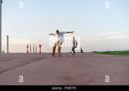 Zwei junge Männer, die eine Spur mit skateboards Stockfoto