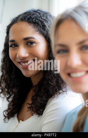 Porträt von zwei weiblichen Freunde, Lachen Stockfoto