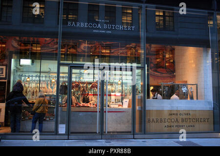 Familie Geschäfte für Fleisch bei einer Metzgerei Boutique in London, England Stockfoto