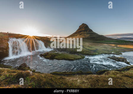Island, Snaefellsnes, Kirkjufell, Kirkjufellsfoss Wasserfall bei Sonnenuntergang Stockfoto