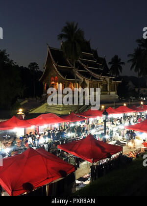 Nacht Markt vor Haw Pha Bang Tempel in Luang Prabang, Laos Stockfoto