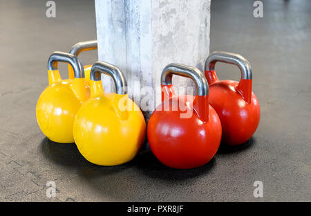 Kettlebells Erdgeschoss im Fitness-Studio Stockfoto