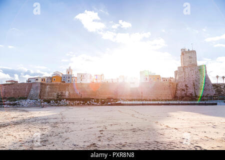 Italien, Molise, Campobasso, Altstadt und Castello Svevo gegen die Sonne Stockfoto