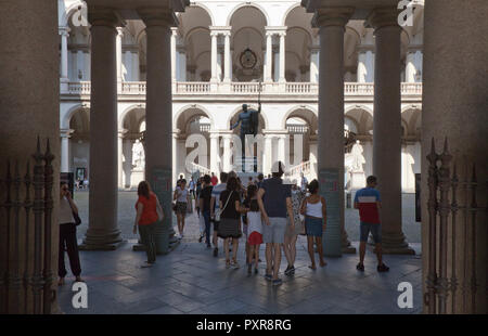 Im Innenhof des Palazzo di Brera, der Heimat des Instituto Lombardo Accademia e Lettere, Mailand, Italien. 1859 Eine bronzene Kopie von Antonio Canova statue o Stockfoto