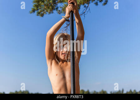 Porträt eines jungen Mädchens Stand Up Paddle Surfing, Paddel Stockfoto