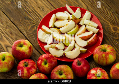 Reif in Scheiben geschnittenen Äpfel auf einer Tabelle in einer Platte Stockfoto