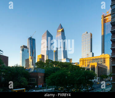 10 Hudson Yards, Mitte links, 30 Hudson Yards, Mitte rechts, und andere Entwicklung rund um die Hudson Yards in New York am Samstag, 13. Oktober 2018. (Â© Richard B. Levine) Stockfoto