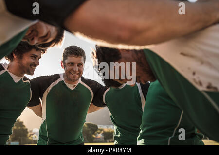 Gruppe der Rugby Spieler im Kreis stehen. Professionelle rugby spieler in Unordnung während des Spiels. Stockfoto