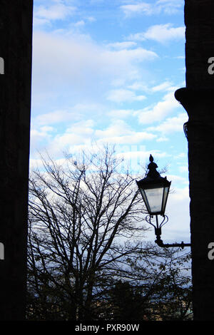 Laterne montiert an einer Wand in Edinburgh, Schottland Stockfoto