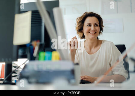 Geschäftsfrau, Arbeiten im Büro, am Schreibtisch sitzen Stockfoto