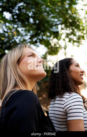 Zwei Freundinnen zu Fuß in der Stadt Stockfoto