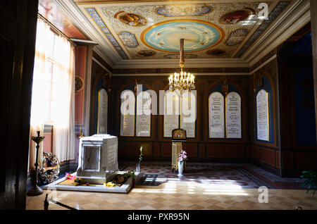 Grabsteine Kennzeichnung die Beerdigung von Zar Nikolaus II. und seiner Familie in St. Catherine's Kapelle. Die heiligen Peter und Paul Kathedrale, Peter und Paul Festung. Stockfoto
