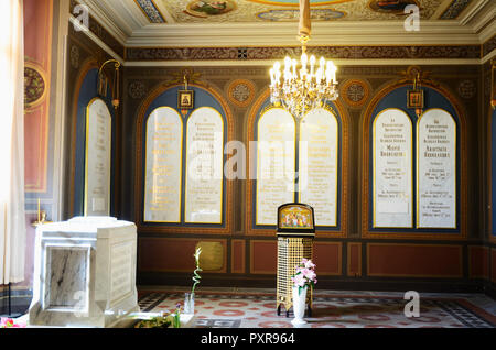 Grabsteine Kennzeichnung die Beerdigung von Zar Nikolaus II. und seiner Familie in St. Catherine's Kapelle. Die heiligen Peter und Paul Kathedrale, Peter und Paul Festung. Stockfoto