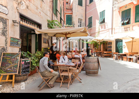 Menschen entspannen an einem bürgersteig Trattoria in Monterosso al Mare, eine Gemeinde in der Provinz von La Spezia, Teil der Region Ligurien. Es ist auf Stockfoto