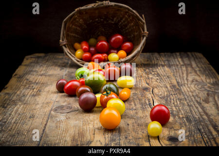 Korb der Heirloom Tomaten auf Holz Stockfoto