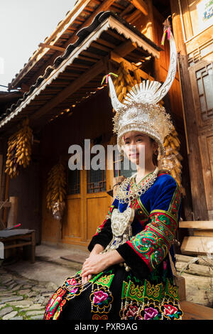 China, Yunnan, Portrait eines jungen Miao Frau in traditioneller Kleidung und Kopfbedeckung Stockfoto