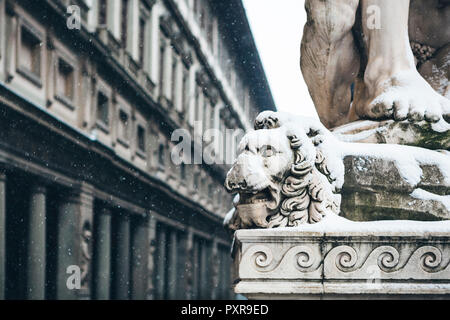 Italien, Florenz, Detail der Skulptur vor der Uffizien bei Schneefall Stockfoto