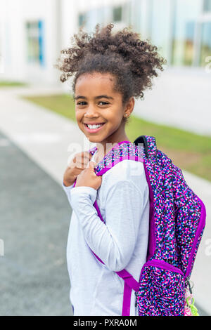 Fröhlich afrikanische amerikanische Grundschule Mädchen mit Rucksack Stockfoto