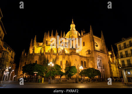 Spanien, Kastilien und Leon, Segovia, Dom bei Nacht, von der Plaza Major gesehen Stockfoto