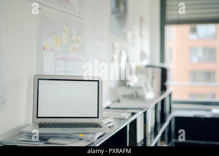 Laptop auf dem Regal mit Dateien im Office Stockfoto