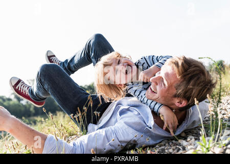 Vater und Sohn Spaß am Flußufer Stockfoto