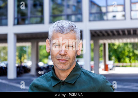 Porträt einer zuversichtlich reifer Mann in der Stadt Stockfoto