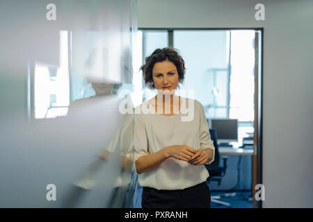 Schüchtern Geschäftsfrau im Büro Stockfoto
