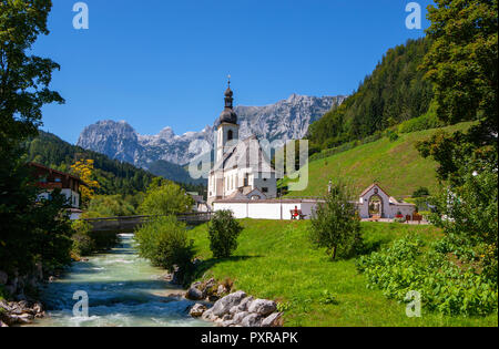 Deutschland, Oberbayern, Berchtesgadener Land, Ramsau, Blick auf die St. Sebastian Kirche Stockfoto