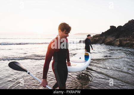 Paar Durchführung paddleboard Stockfoto