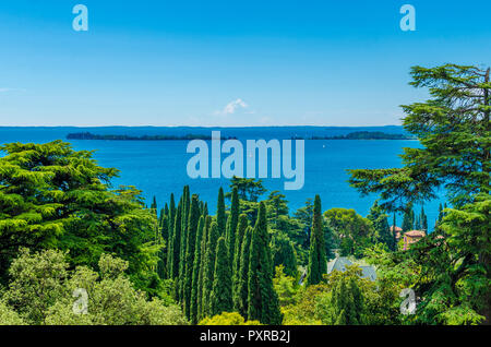 Italien, Lombardei, Gardone Riviera, Gardasee, Blick auf die Isola del Garda Stockfoto