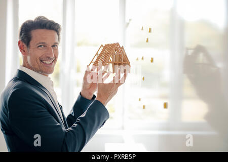 Reifen Geschäftsmann, wenn er sein Wissen mit jüngeren Kollegen Stockfoto