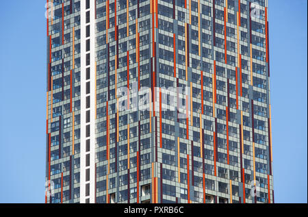 Georgien, Adscharien, Batumi, Haus vor ein modernes hohes Gebäude. Stockfoto